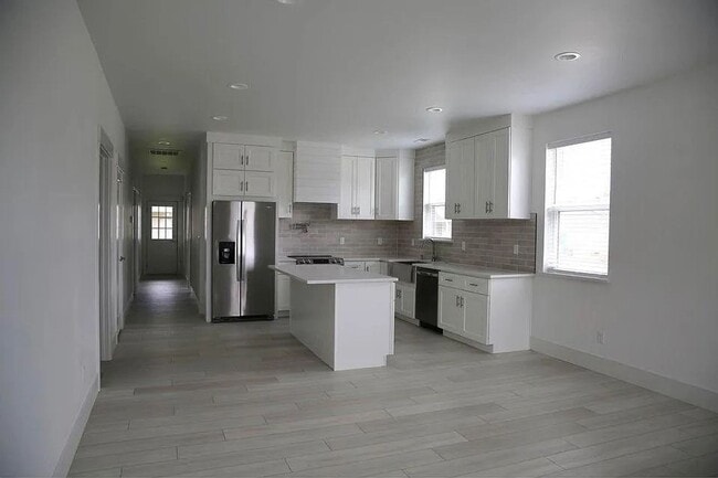 Building Photo - Modern Duplex for Rent