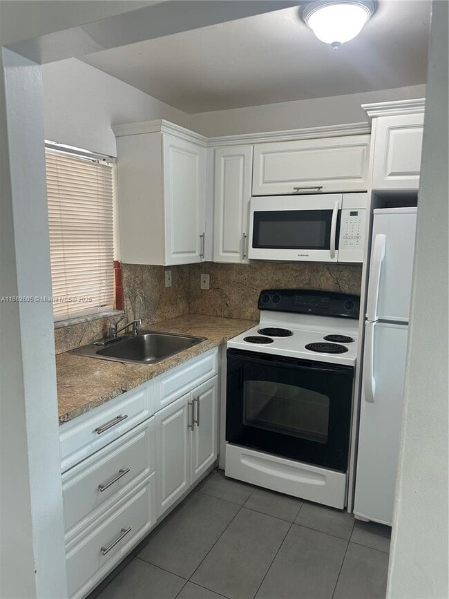 Foto del edificio - 3536 NE 168th St