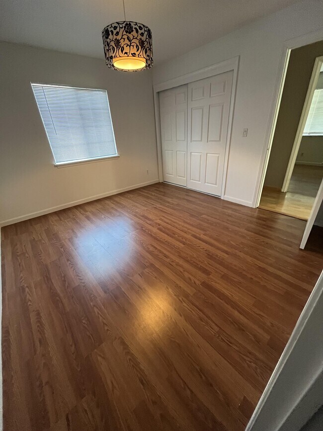 Foto del edificio - 523 W 8th St