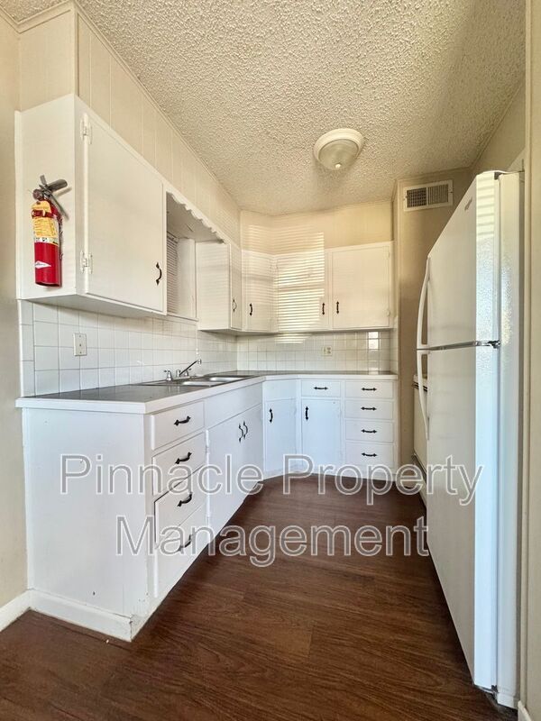 Foto del edificio - 2409 W Avenue N