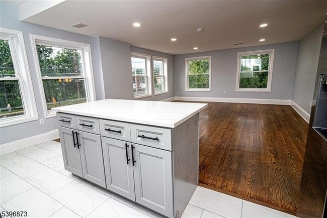 Building Photo - 10 Codington Pl