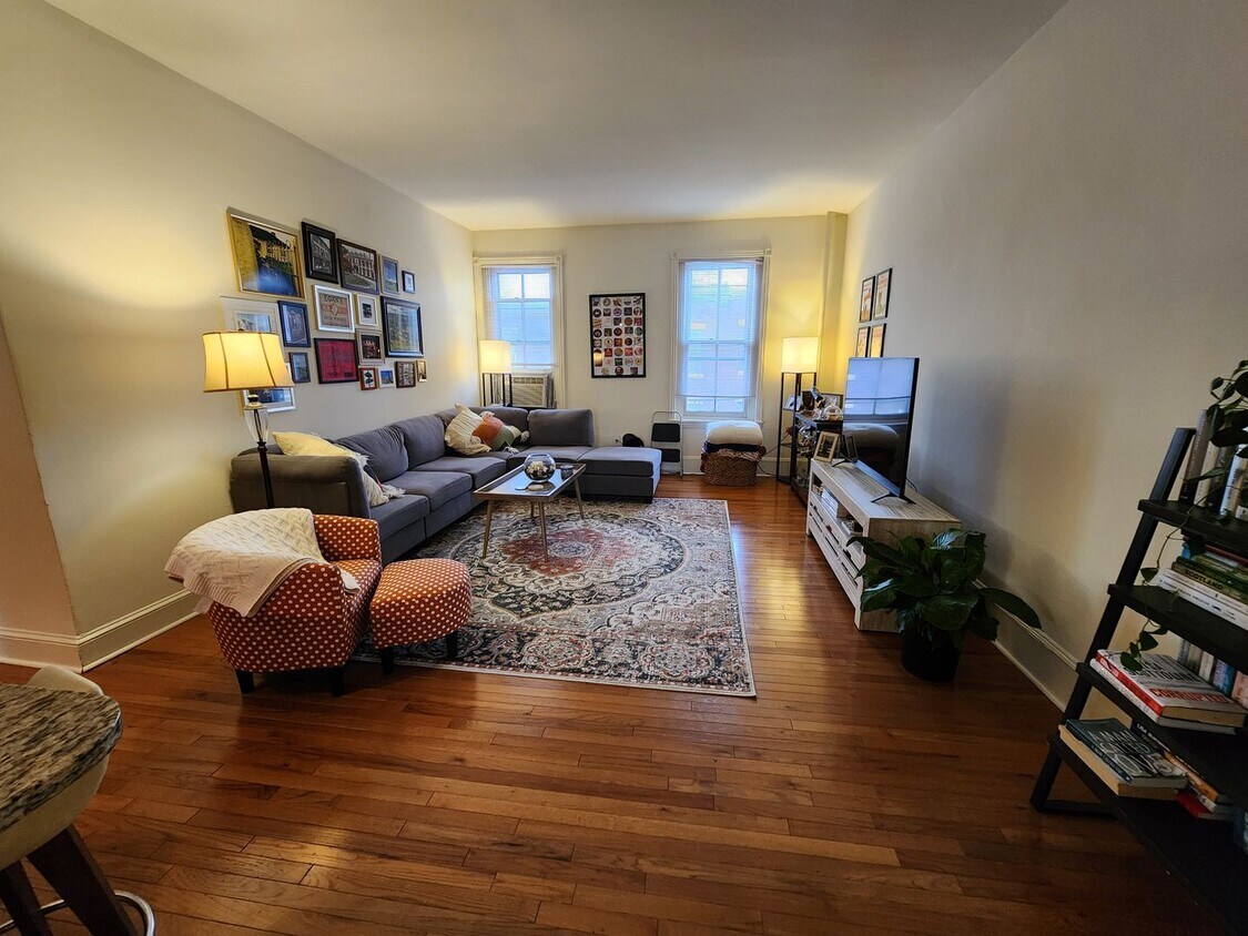 Primary Photo - 2436-38 Brown St