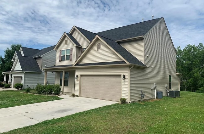 Building Photo - Spacious 5 Bedroom, 3 bath home in Greensb...