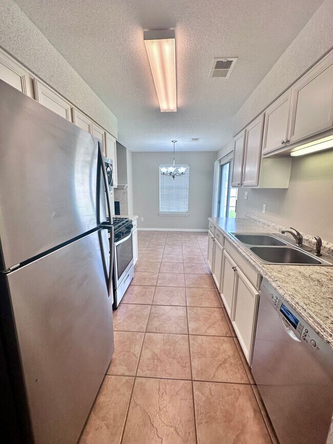 Building Photo - Adorable, Centrally located 3B/2B Home ava...