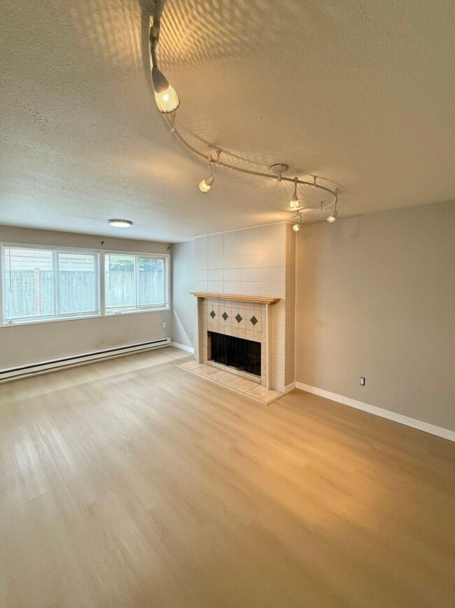 Building Photo - 4-Bedroom North Green Lake Townhouse-Style...