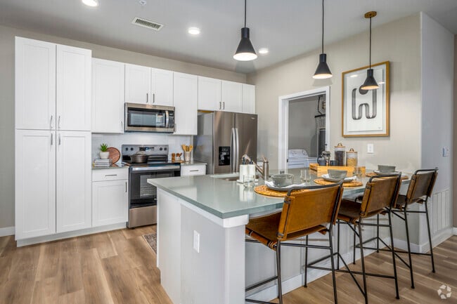 2BR, 2BA - 983SF - Kitchen and Dining - Turquesa