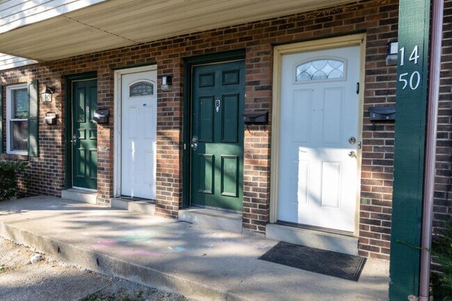 Building Photo - 1450 Villa Ct