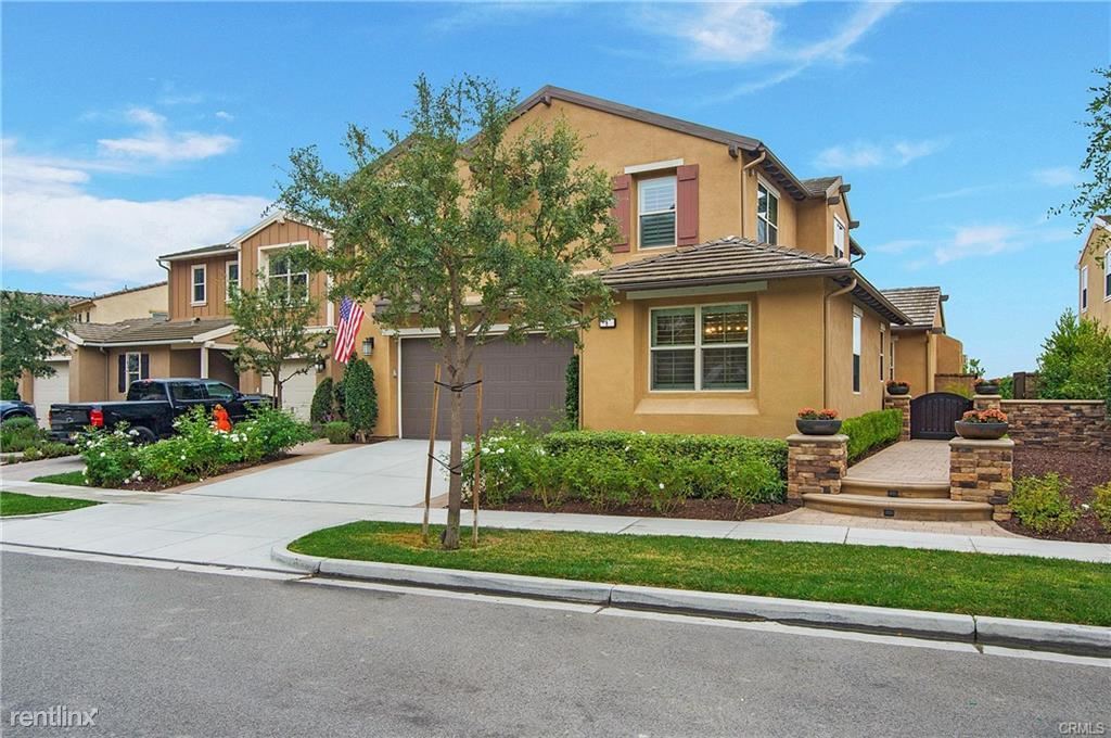 Primary Photo - 4 br, 3.5 bath House - 8 Corazon St