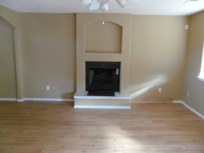 Foto del edificio - Four Bedroom, 2.5 Bath 2-story home in Ful...