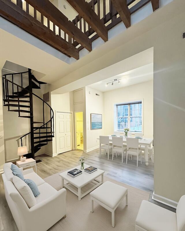 Building Photo - 235 King St