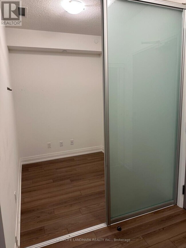 Photo du bâtiment - 3121-3121 Sheppard Ave E
