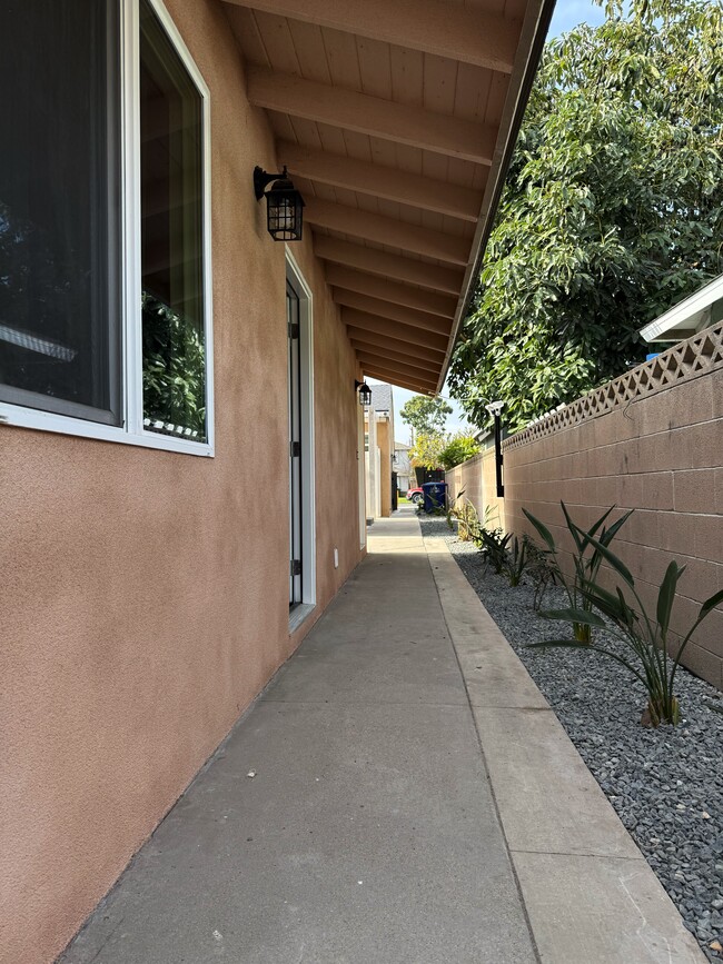 Building Photo - 10696 Walnut St