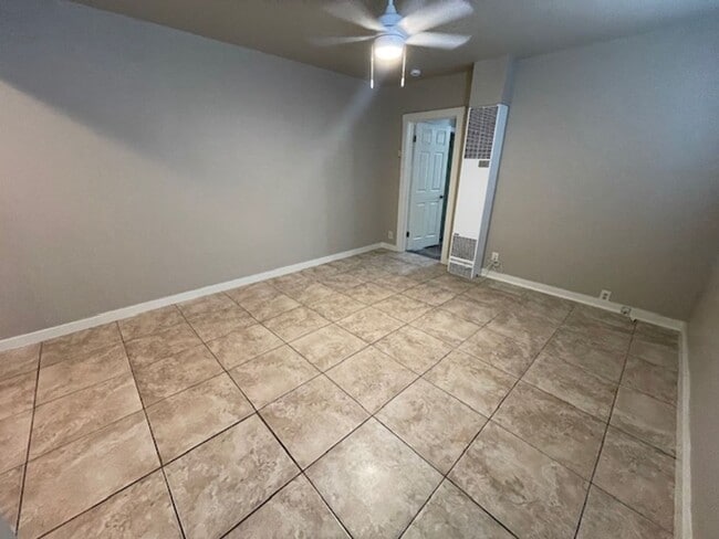 Foto del edificio - Cozy triplex unit, located in the Heart of...