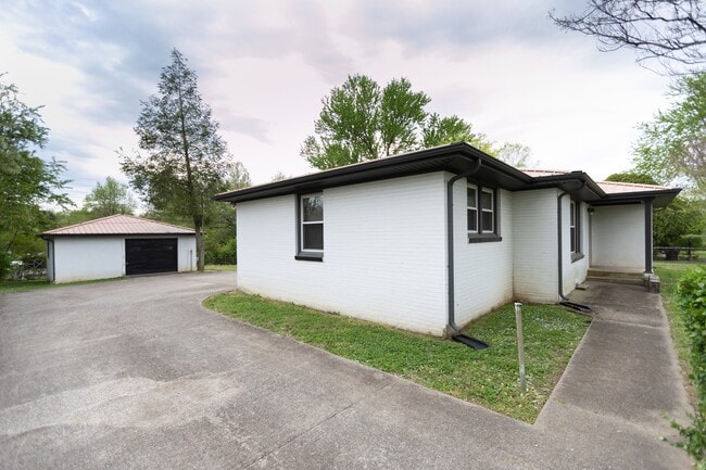 Building Photo - 10 Lexington Dr