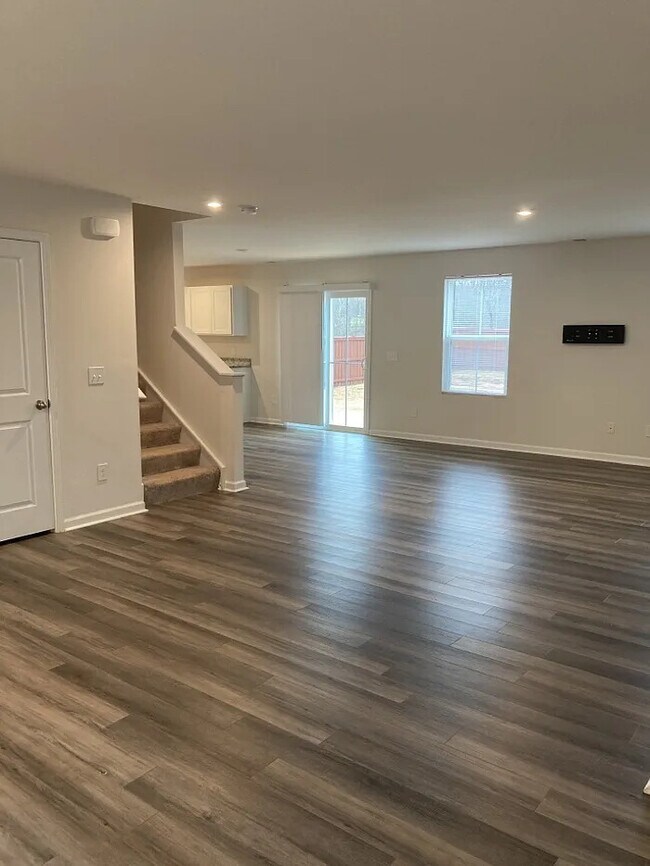 Building Photo - 5 Bedroom 2.5 bathroom