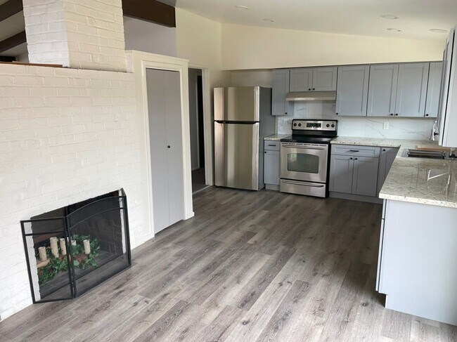 Foto del edificio - COZY HOUSE WITH REMODELED KITCHEN AND LARG...