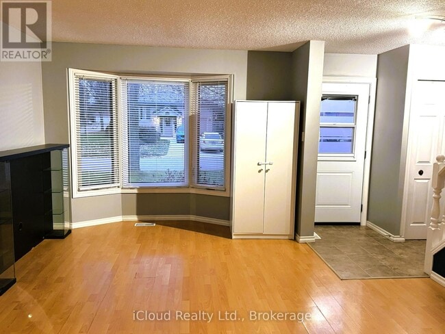 Building Photo - 20 Daybreak Dr