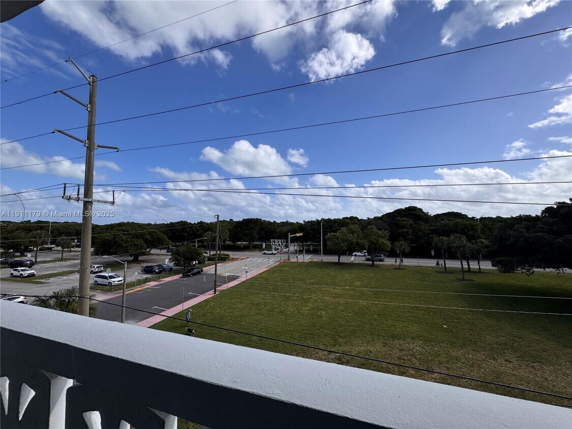 Foto principal - 8233 Harding Ave