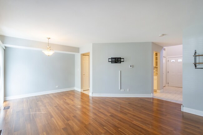 Foto del edificio - 319 Green Knoll Ln