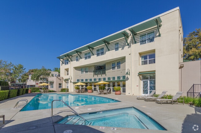 Área de piscina - The Lexington Apartments