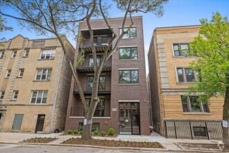 Building Photo - 904 W Dakin St