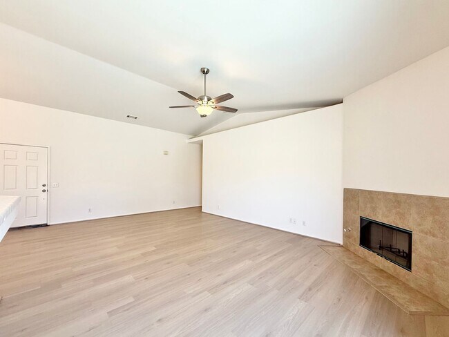 Building Photo - AVAILABLE NOW!! 3 Bedroom 2 Bathroom Home In Indio!!