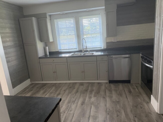 Building Photo - 2 Bedrooms / 1 Bath Home - Johnson City TN
