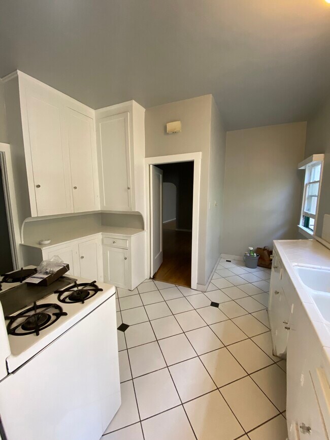 Kitchen - 735 S Cochran Ave