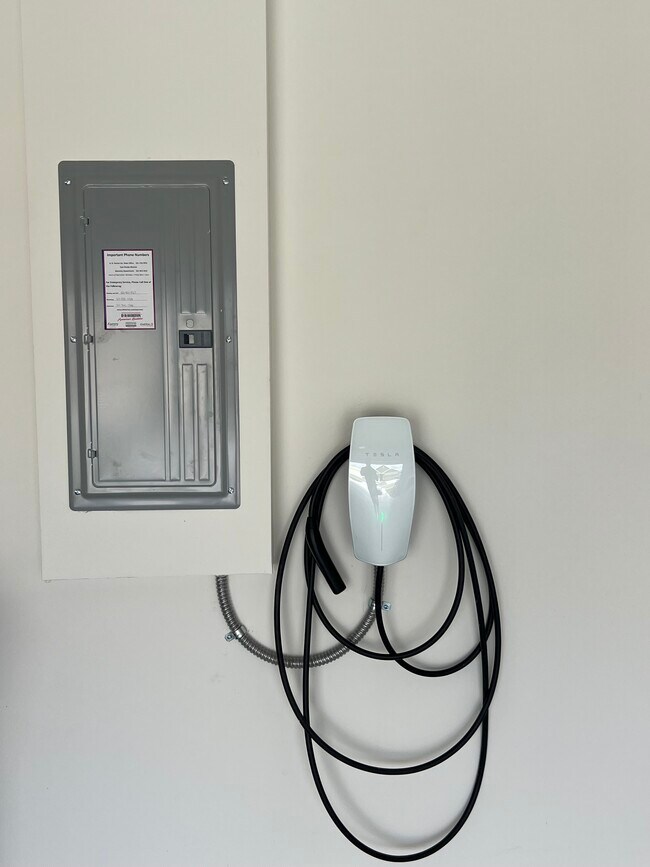 Cargador universal para vehículos eléctricos de 48 amperios - 926 Trinity St