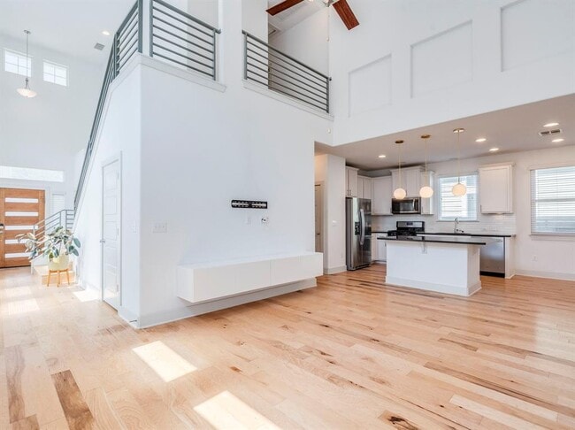 Building Photo - 2309 Hermia St