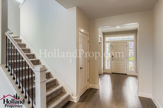 Building Photo - Spacious & Stylish Living in Hillsboro’s N...