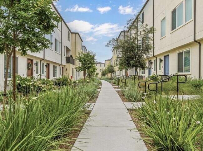 Foto del edificio - $4,500 - 4 Bed / 3.5 Bath Townhome in La Brisa Community of San Ysidro