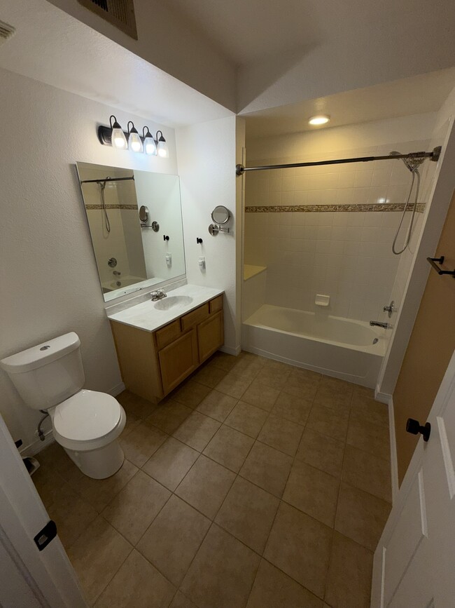 Building Photo - 804 Summer Hawk Dr