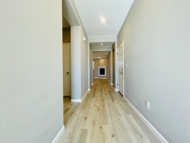 Foto del edificio - UPDATED Beautiful Turn Key 3bed / 2bath in...