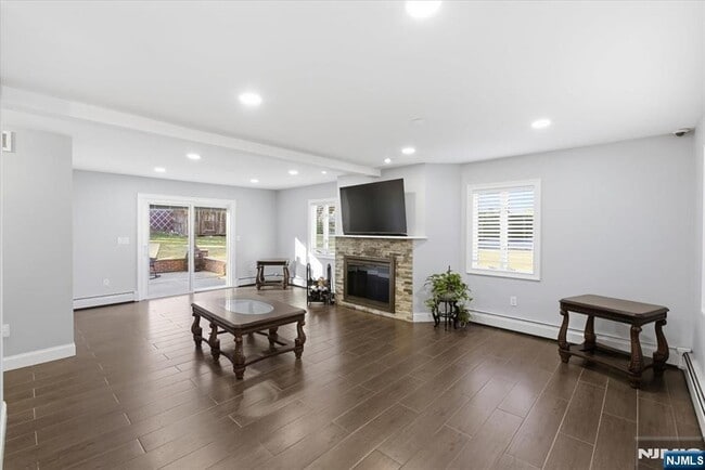 Building Photo - 473 Lincoln Dr