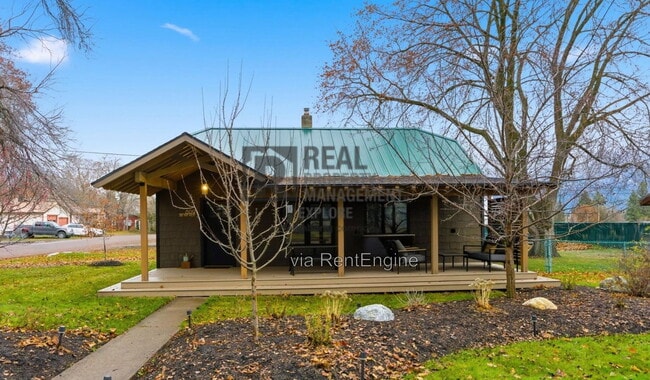 Building Photo - 809 3rd Ave W