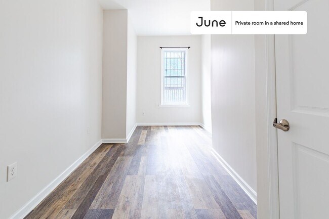 Foto del edificio - Private bedroom in 3 bed/1 bath Home