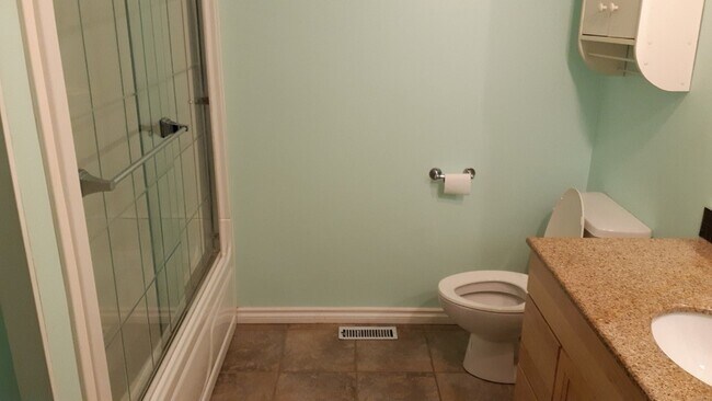 Photo du bâtiment - 4 Bed 2.5 Bath Unit in Red Deer, AB
