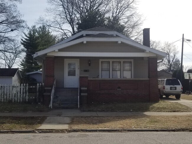 Building Photo - 119 E Spruce St
