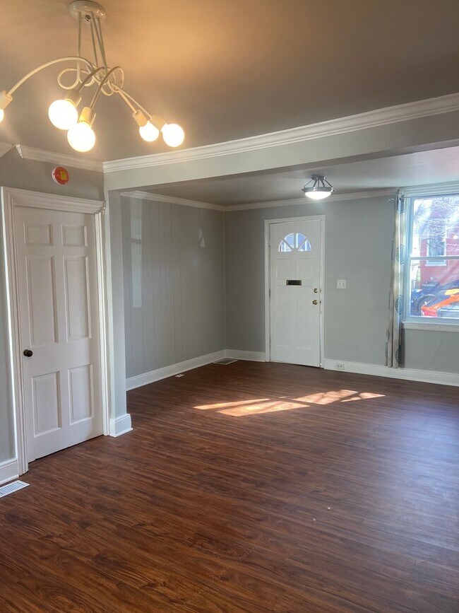 Building Photo - Welcome to this charming 2-bedroom, 1-bath...
