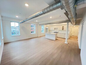 Building Photo - 141 Christopher Columbus Dr