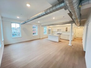 Building Photo - 141 Christopher Columbus Dr