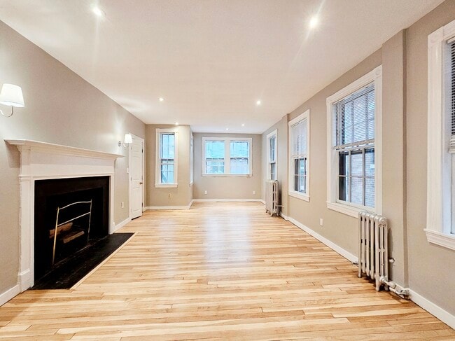 Building Photo - 82 Phillips St