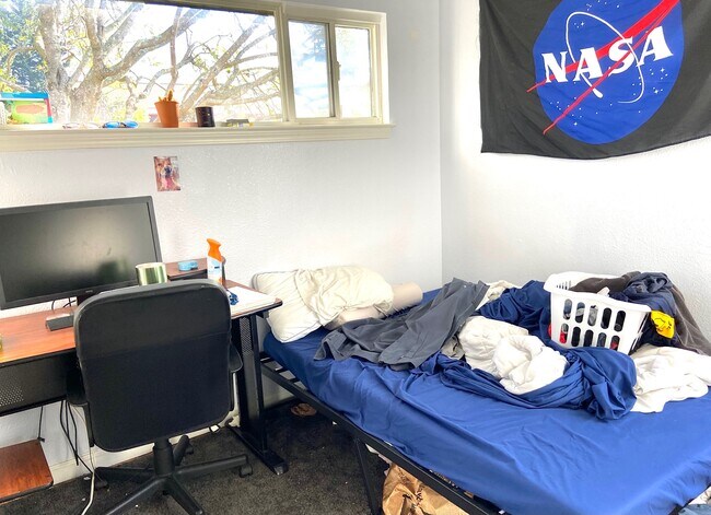 Bedroom - 2637 Fulton St Apartments