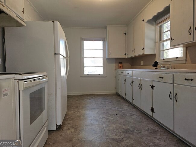 Foto del edificio - 344 E Main St