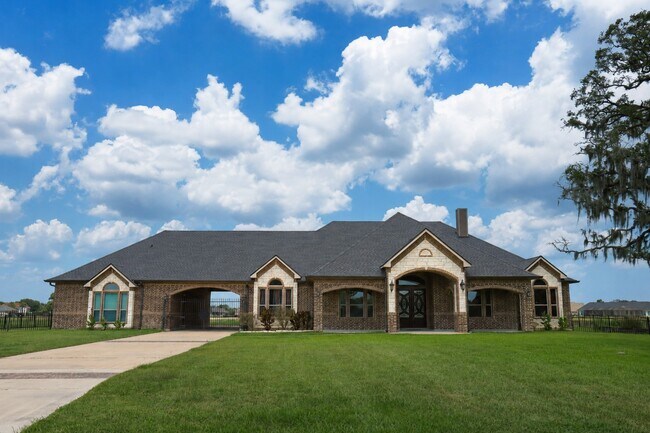 Foto del edificio - 527 Lily Ln