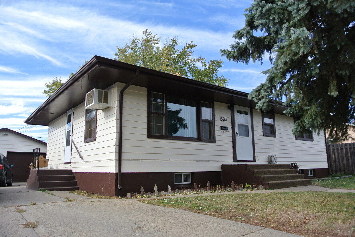 Primary Photo - 1500 Main St S