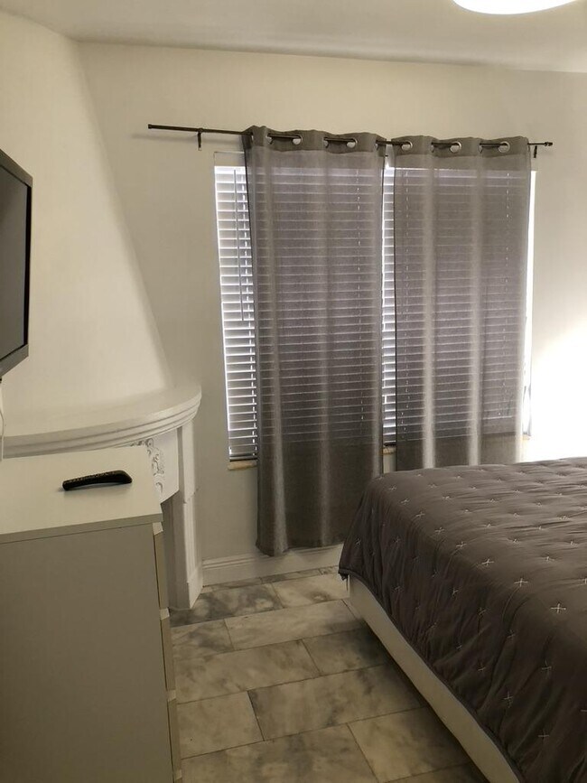 Building Photo - 1 bedroom in Miami Beach FL 33139