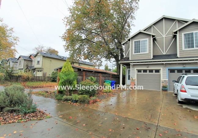 Building Photo - Newer Three Bedroom Townhouse in SE Portland