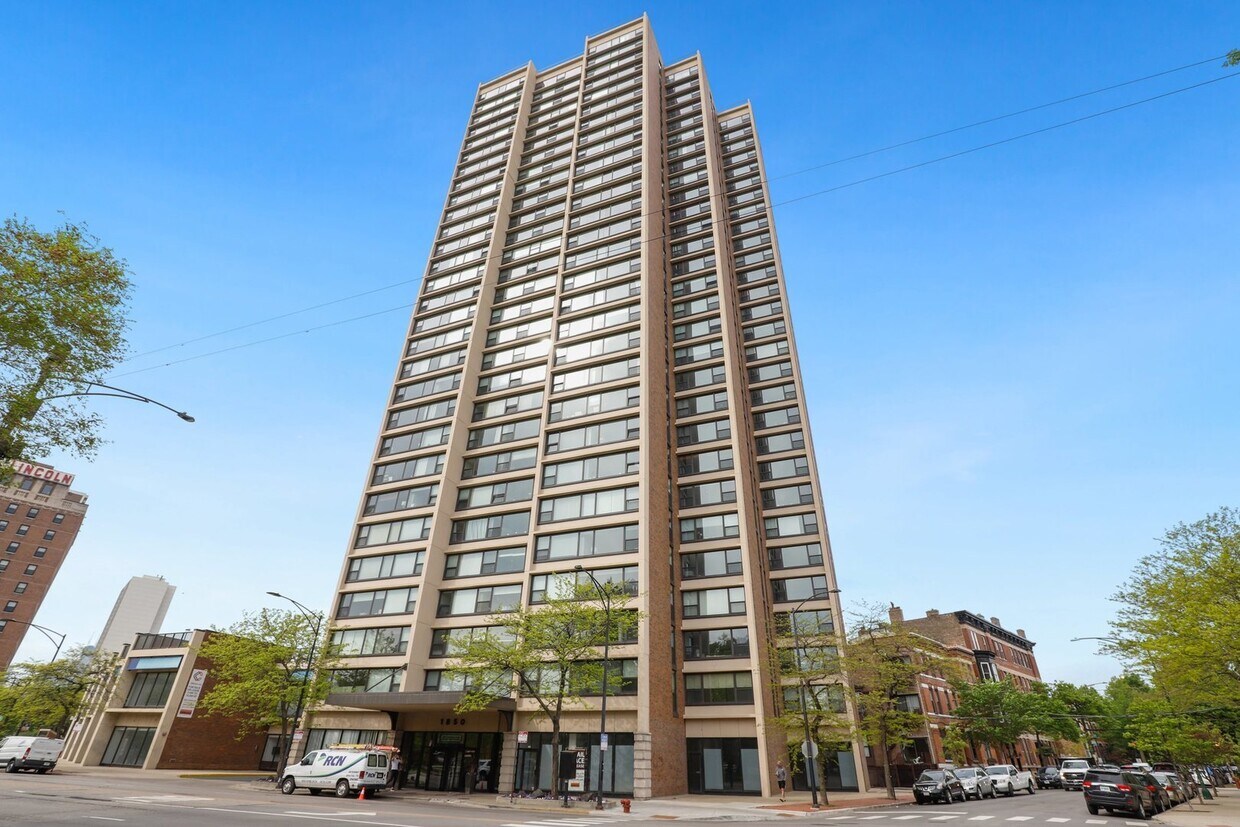 Foto principal - 1850 N Clark St